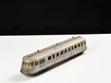 un petit train posé sur une table