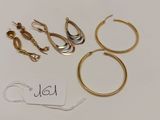trois paires de boucles d'oreilles en or et une paire de boucles d'oreilles en or