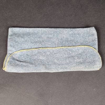 une trousse grise et jaune posée sur une table