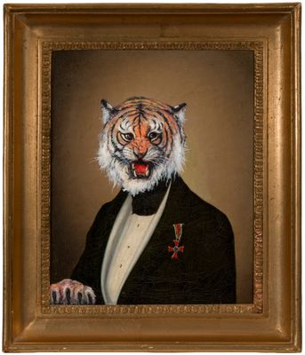 tableau représentant un tigre vêtu d'un smoking, avec une étoile sur la poitrine