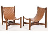 paire de fauteuils de salon en cuir avec des pieds en bois et des sangles en cuir