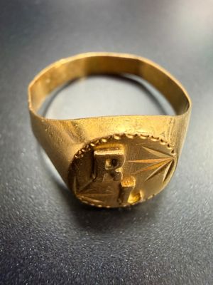 une image représentant une bague en or sur laquelle figure le portrait d'un homme