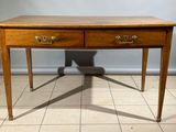 une petite table en bois avec deux tiroirs