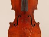 un vieux violon auquel est accroché un archet en bois sur le dos