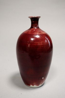 Vase balustre à col resserré en porcelaine émaillée sang de …