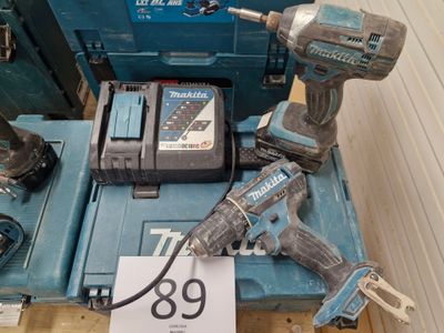 deux outils électriques posés sur une boîte