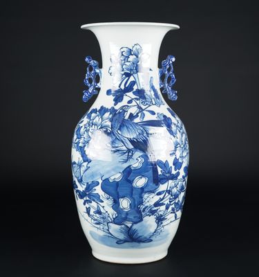 un vase bleu et blanc orné d'un dragon