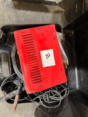une boîte rouge posée sur le toit d'une voiture noire