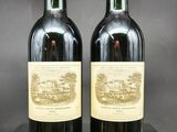 deux bouteilles de vin rouge posées sur une table noire
