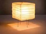 l'image d'une lampe posée sur une table
