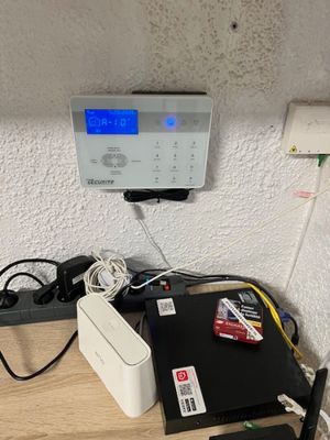 une photo d'un bureau sur lequel sont posés de nombreux appareils électroniques