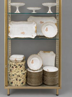 une vitrine en verre contenant des assiettes et des bols