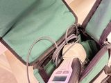 un sac vert et noir contenant un téléphone portable