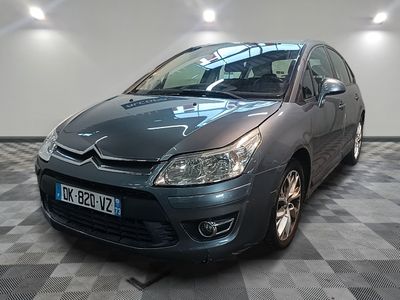 la photo d'une voiture grise garée dans un garage