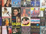 beaucoup de CD accrochés au mur d'une pièce