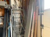 tout un tas d'objets métalliques de toutes sortes dans un garage