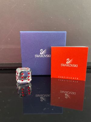 deux coffrets de parfum Swarovski posés l'un à côté de l'autre sur une table