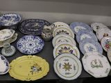 de nombreuses assiettes et bols posés ensemble sur une table