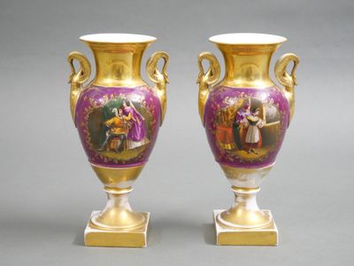 PARIS Paire de vases fuselés en porcelaine à décor polychrom…