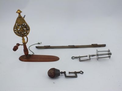 un grand nombre d'outils posés sur une table