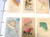 six cartes aux motifs différents posées sur une table