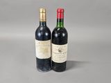 deux bouteilles de vin posées l'une à côté de l'autre sur une table