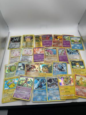 Les cartes Pokémon sont dans une boîte posée sur la table.