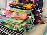 une pile de bagages posée sur une table près d'un mur