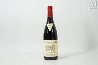 une bouteille de vin posée sur une table