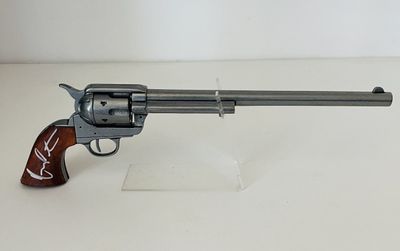 gros plan d'un fusil jouet sur une surface blanche