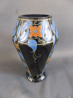 un vase noir orné de fleurs bleues et orange