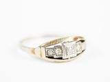 une image d'une bague en diamant sur fond blanc