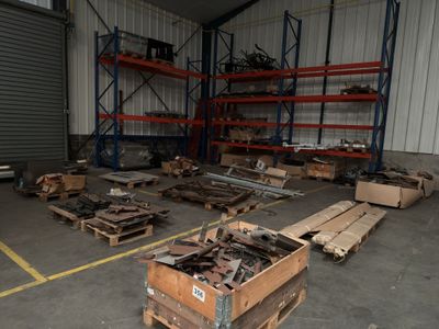 un grand entrepôt rempli de métal et de bois