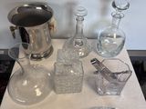 une table sur laquelle se trouvent de nombreux objets en verre
