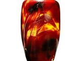 un vase en verre avec un motif rouge et jaune