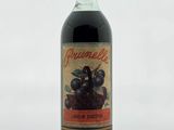 une bouteille de vin posée sur une table