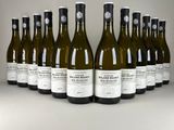 six bouteilles de vin sont alignées sur une table