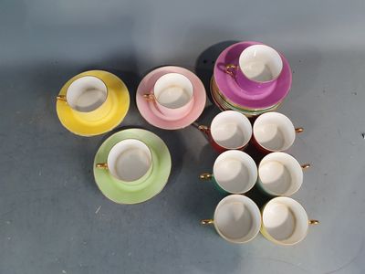 plusieurs tasses et soucoupes posées sur une table