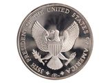 une image d'une pièce d'argent sur laquelle figure un aigle de dos