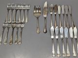 beaucoup de fourchettes et de cuillères en argent sur la table