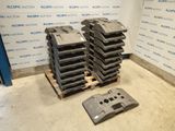 Plusieurs morceaux de plastique sont empilés sur une palette devant un mur
