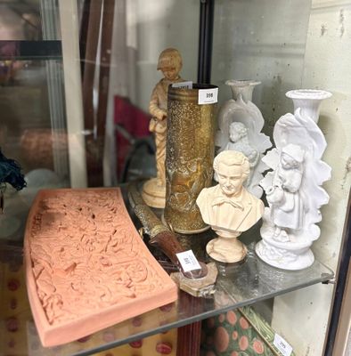 une vitrine en verre contenant de nombreux objets