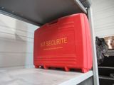 une boîte rouge posée sur une étagère dans un garage