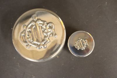 Christian DIOR Bonbonnière circulaire en métal argenté couve… - Photo 1