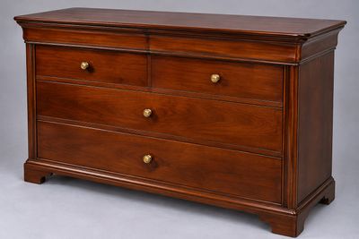une commode en bois avec trois tiroirs de chaque côté