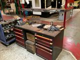 une photo d'un établi dans une usine, sur lequel sont posés de nombreux outils