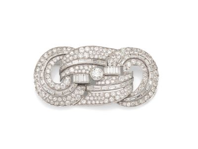 une broche en diamants et plaquée platine, signée Cartier