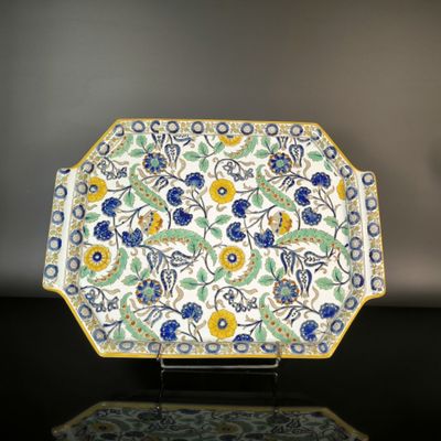 an image of a decorative plate with flowers on it
