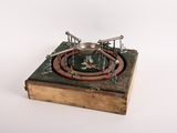 un vieux livre sur lequel repose un objet en métal