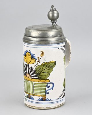 une chope à bière ornée d'un motif floral